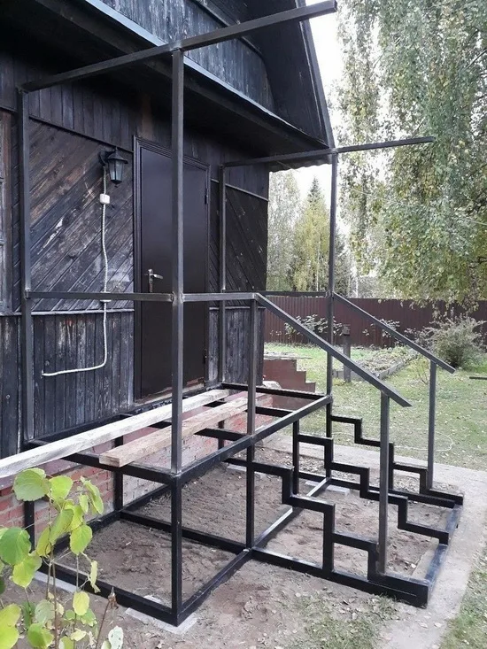 Делаем крыльцо с навесом к дачному домику