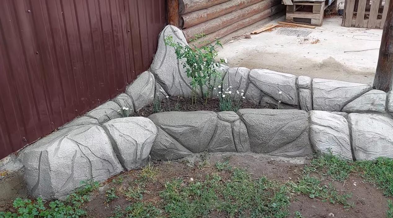 Как сделать декоративную угловую клумбу на участке