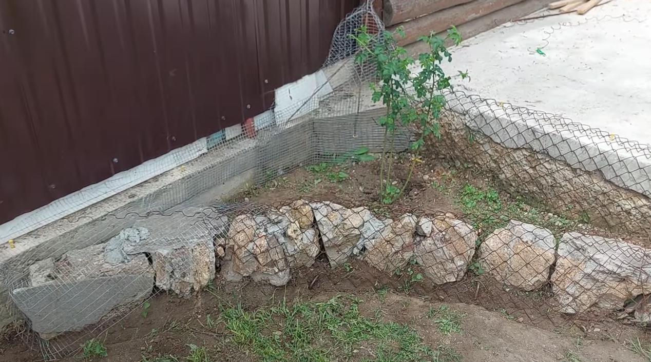 Как сделать декоративную угловую клумбу на участке