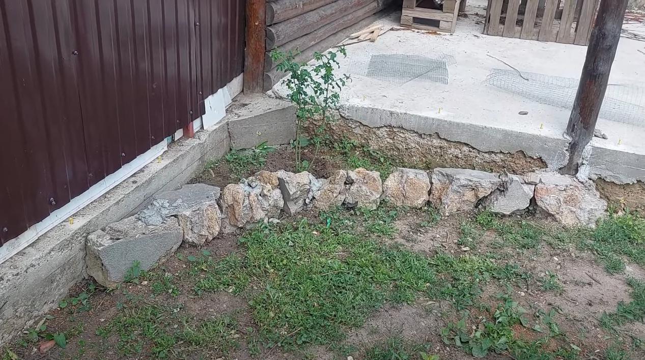 Как сделать декоративную угловую клумбу на участке