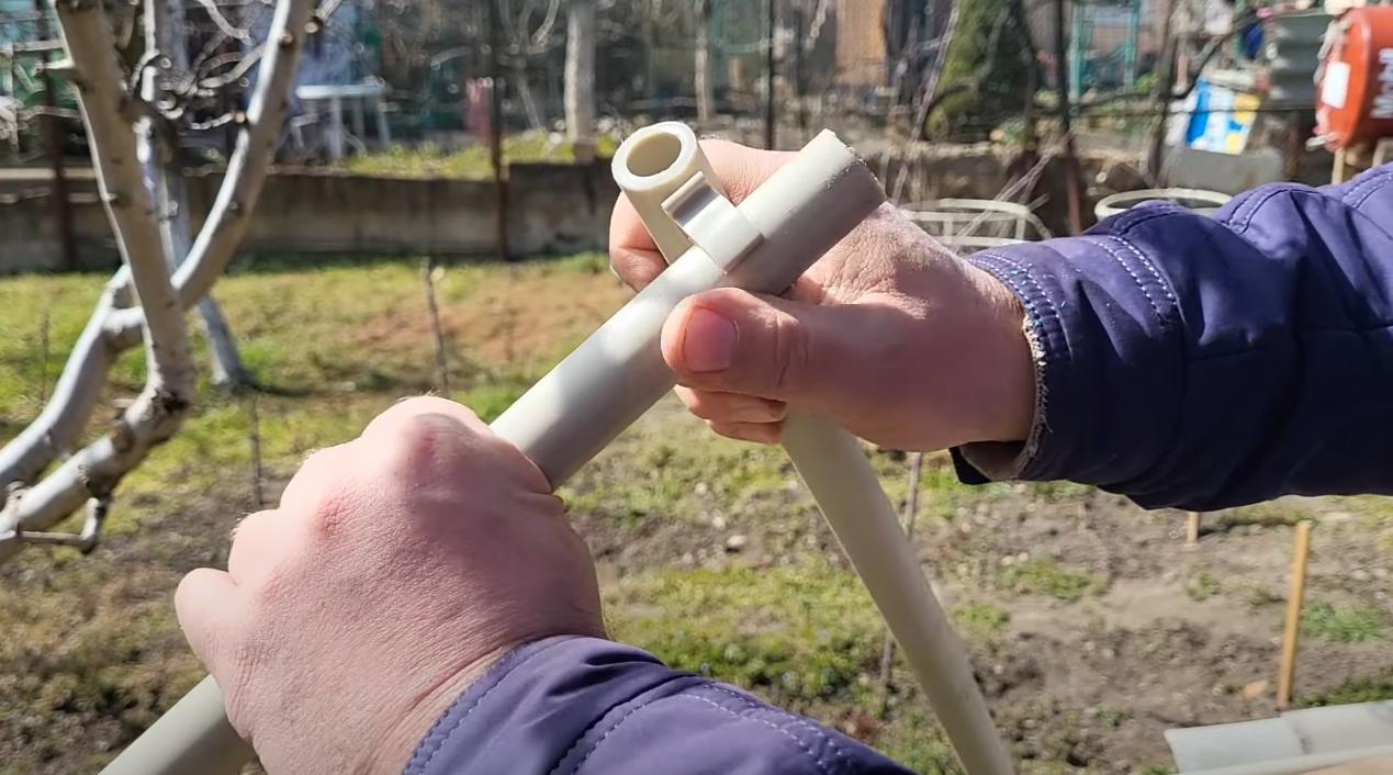 Как сделать простую разборную шпалеру из пластиковой трубы
