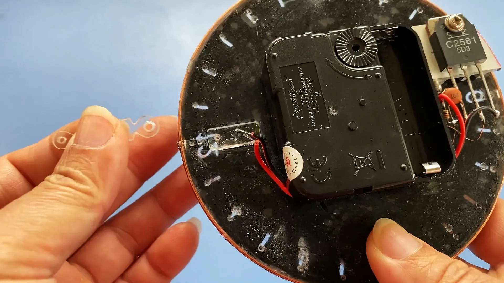 Как сделать LED часы с беспроводной подсветкой стрелок и циферблата