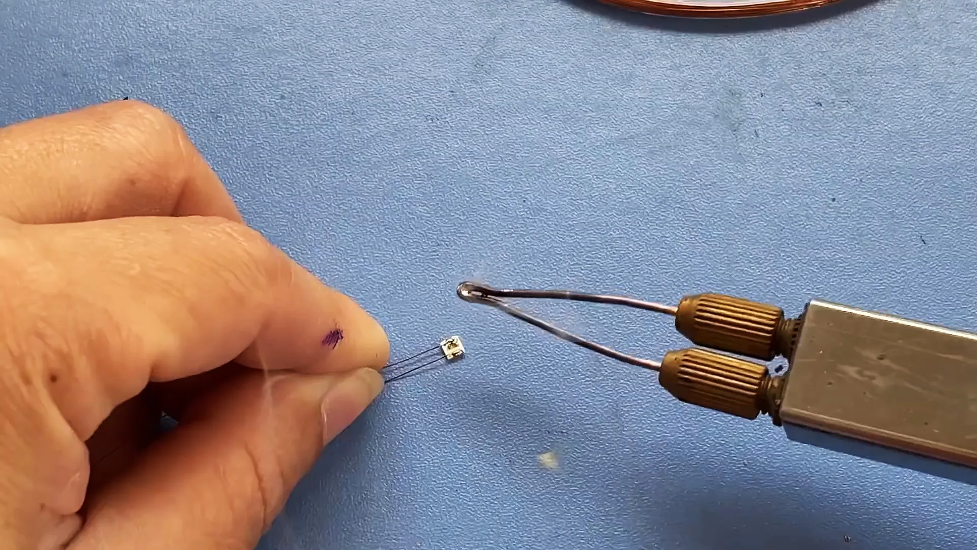 Как сделать LED часы с беспроводной подсветкой стрелок и циферблата
