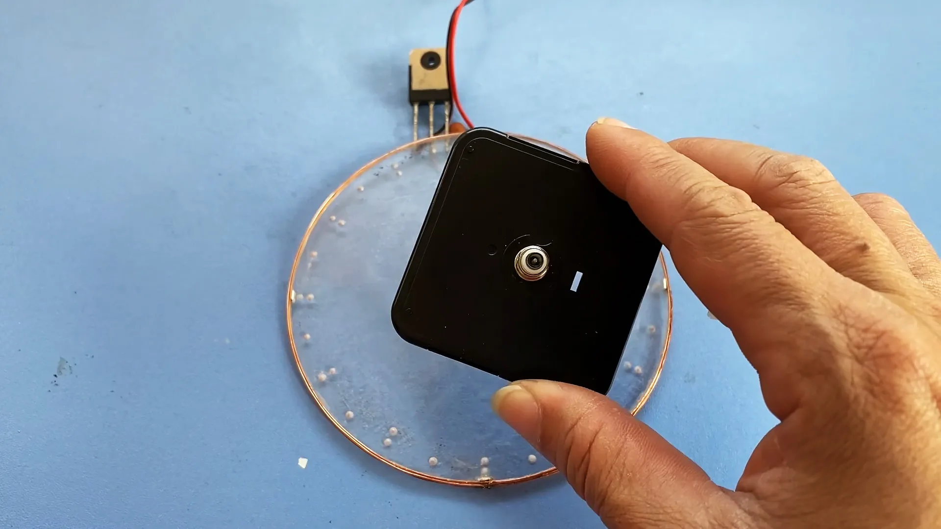 Как сделать LED часы с беспроводной подсветкой стрелок и циферблата