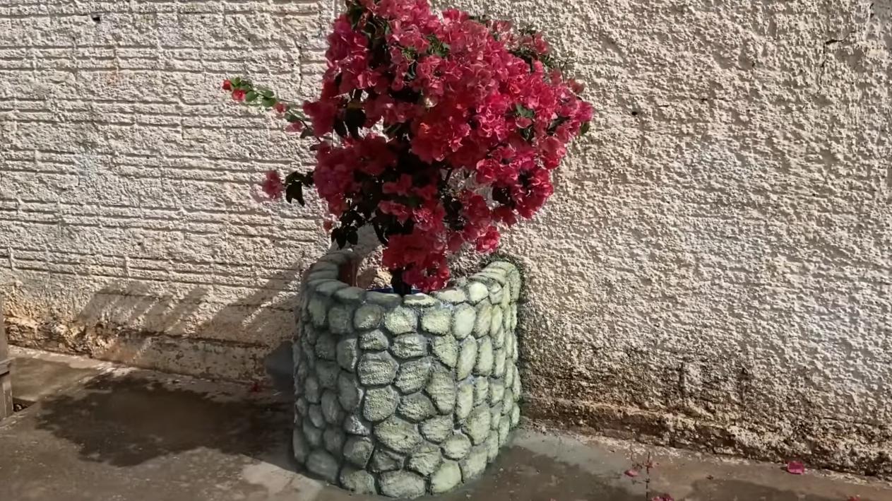 Декоративная уличная клумба из кирпичей и цемента