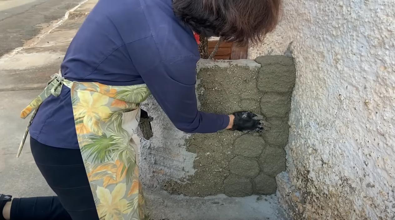 Декоративная уличная клумба из кирпичей и цемента