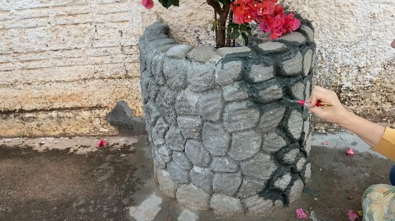 Декоративная уличная клумба из кирпичей и цемента