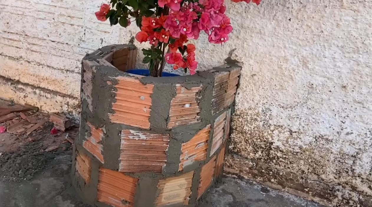 Декоративная уличная клумба из кирпичей и цемента