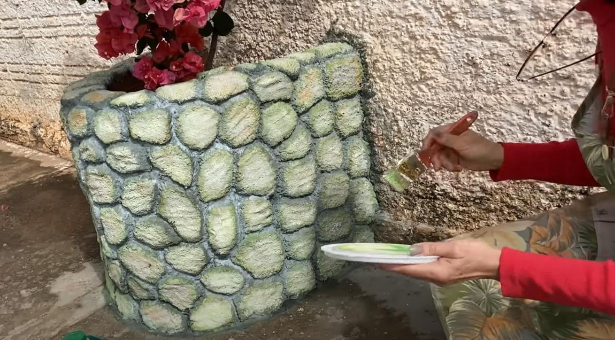 Декоративная уличная клумба из кирпичей и цемента