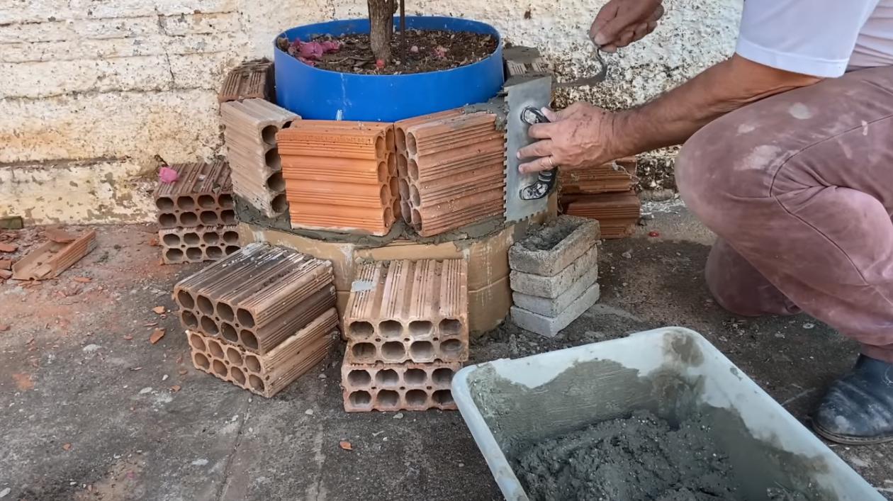Декоративная уличная клумба из кирпичей и цемента