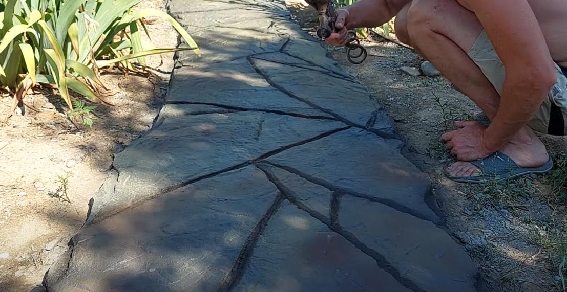 Как и чем покрасить садовую дорожку из бетона