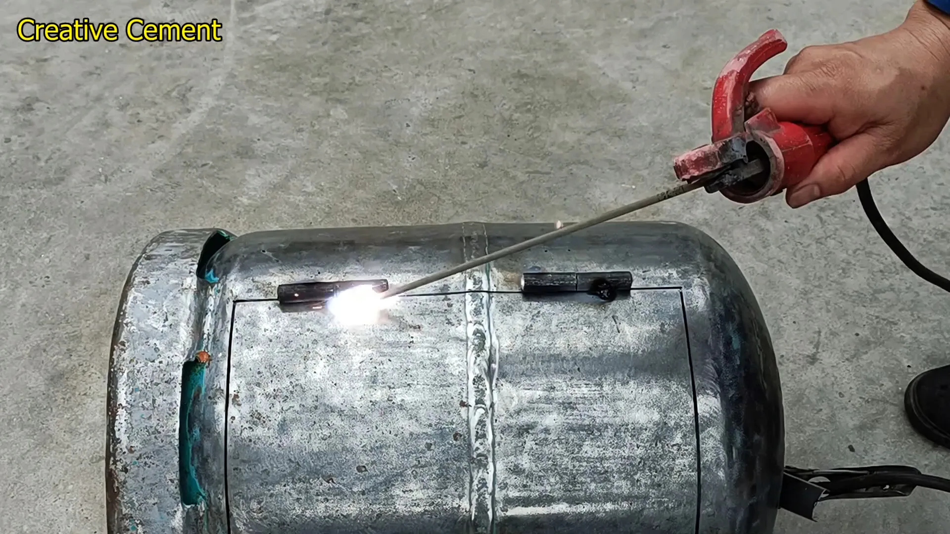 Печь 2 в 1 из старого газового баллона с духовкой и плитой для готовки