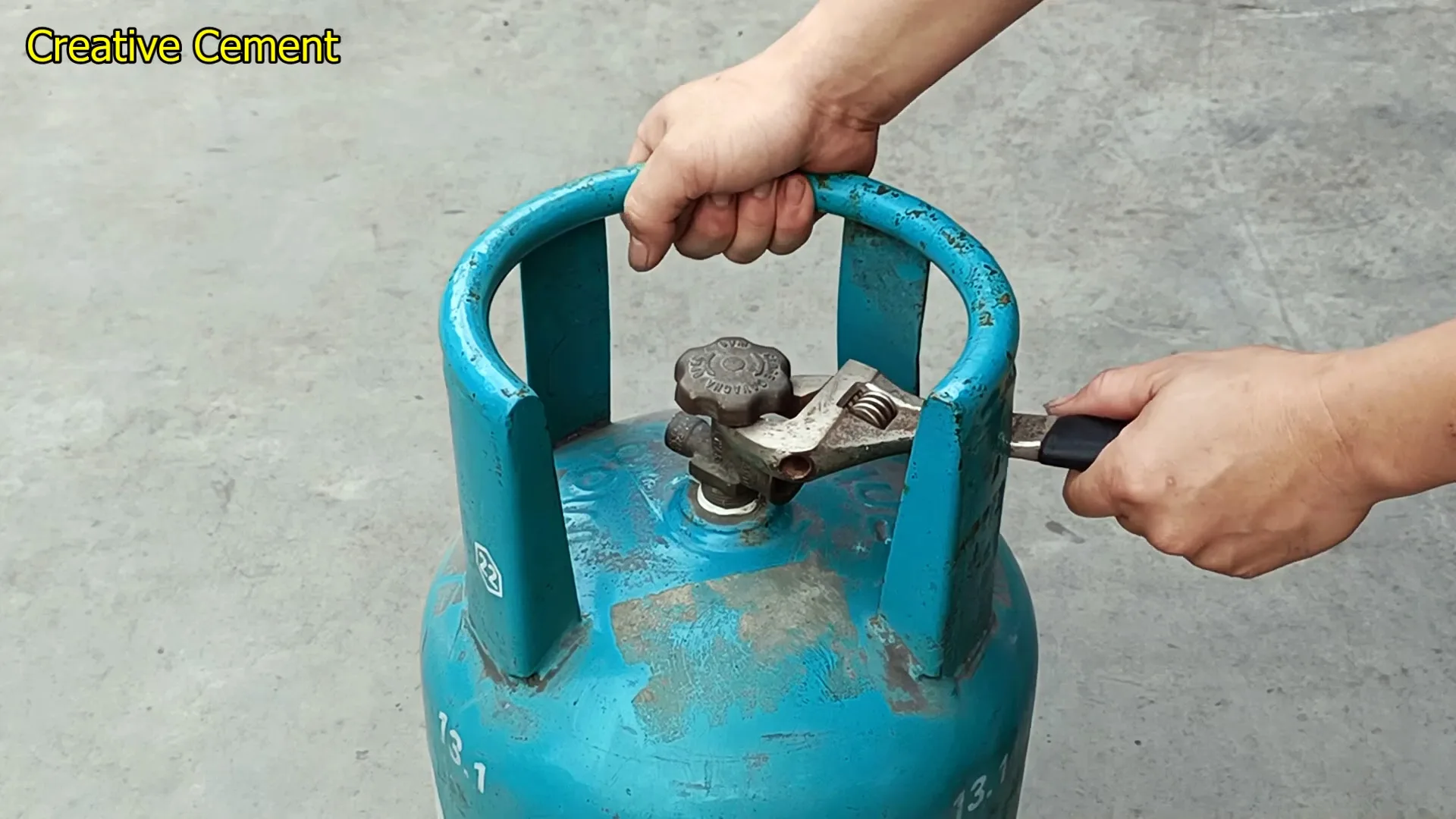 Печь 2 в 1 из старого газового баллона с духовкой и плитой для готовки