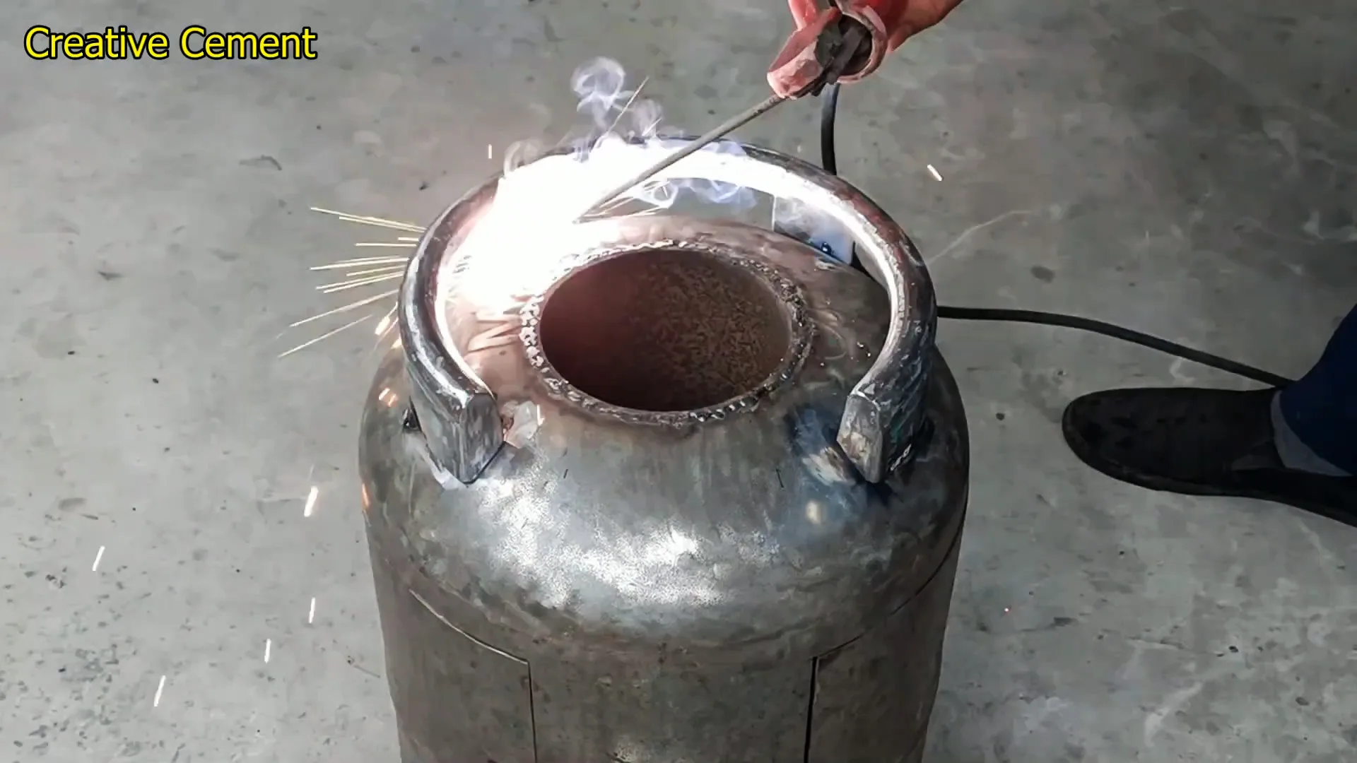 Печь 2 в 1 из старого газового баллона с духовкой и плитой для готовки