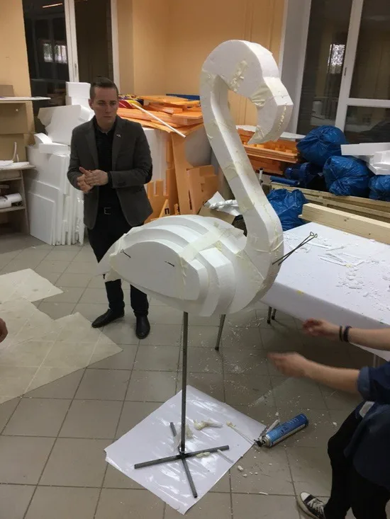 Фигурка фламинго из пенопласта на металлическом каркасе. МК