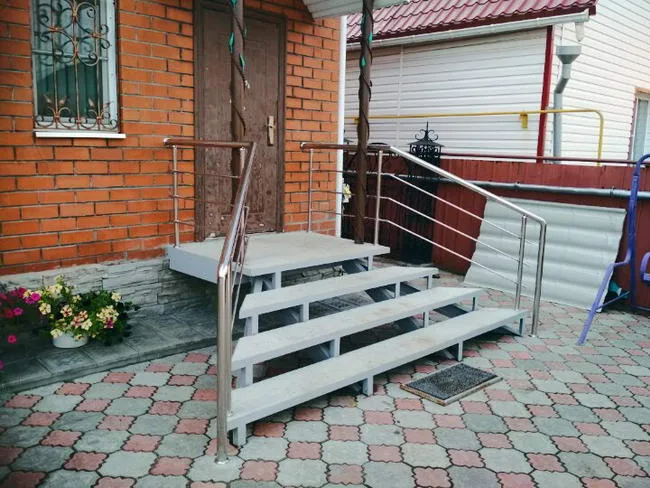 Классное крыльцо с лестницей на металлическом каркасе