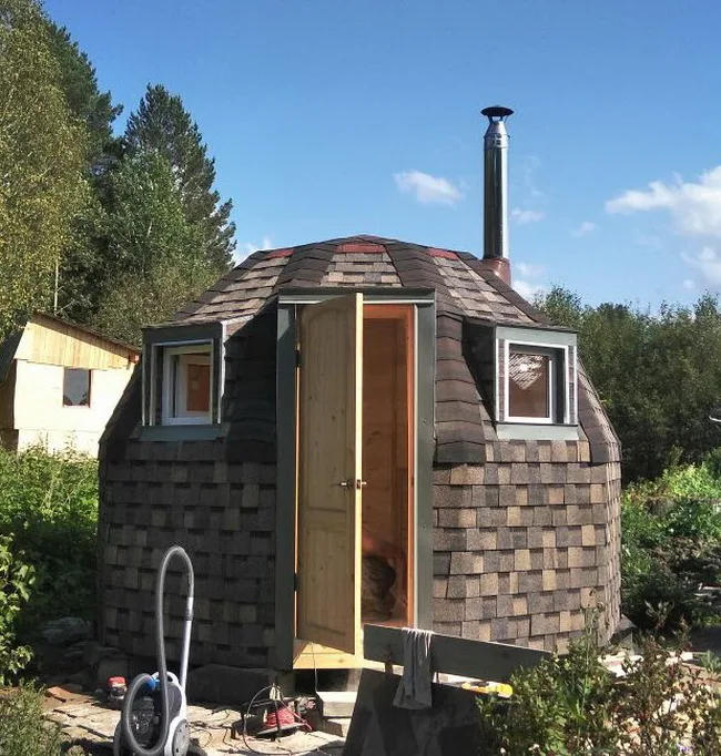 Небольшая оригинальная купольная баня на дачу