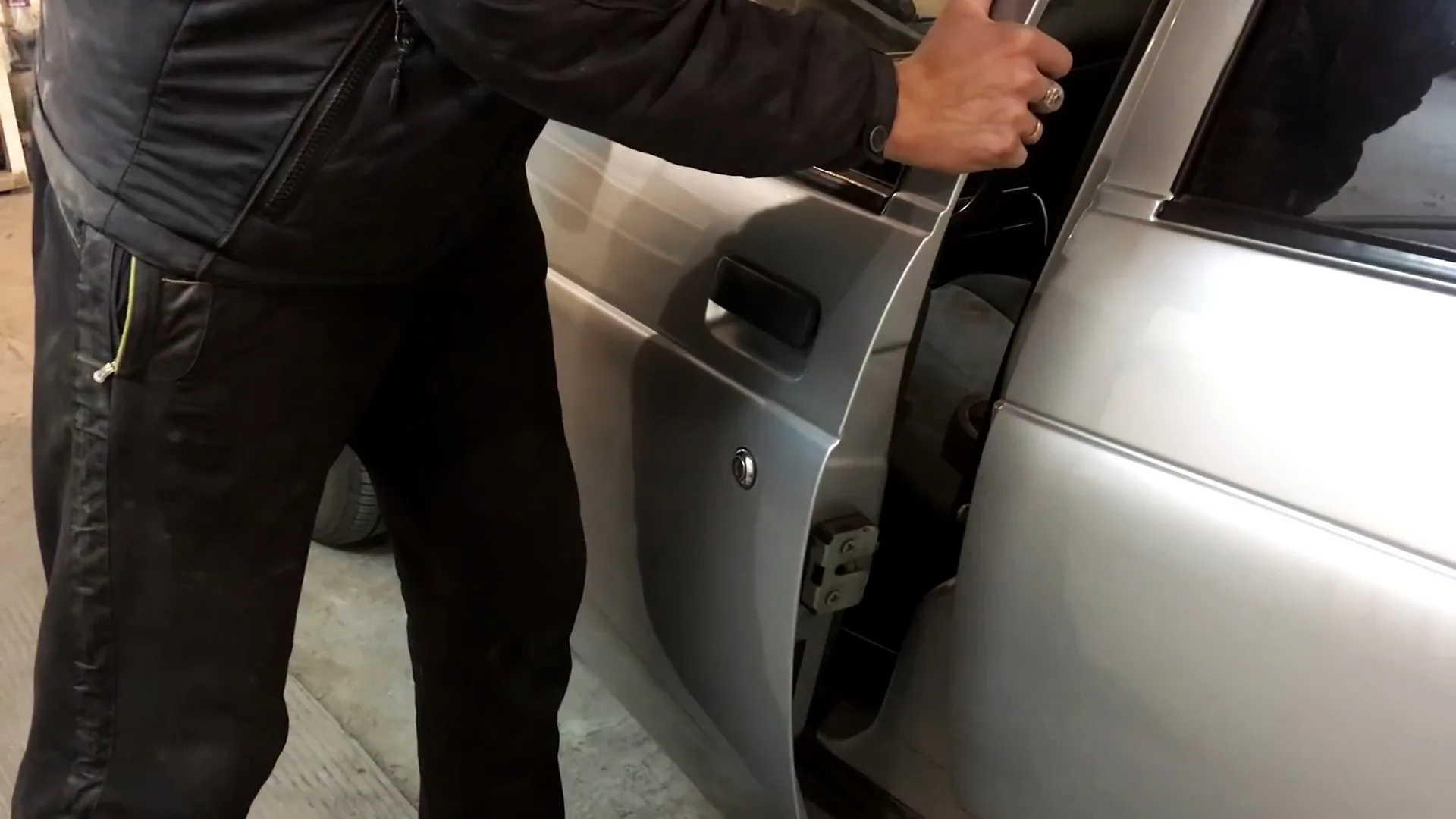 Как поднять просевшую автомобиля дверь за пару минут
