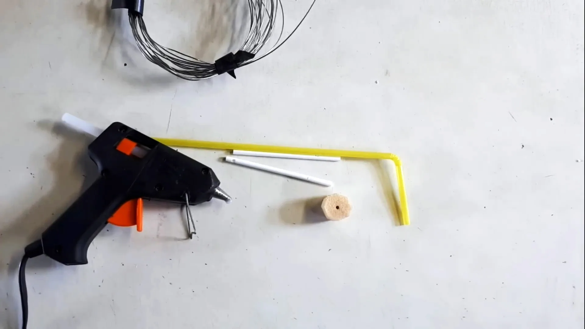 «Пьяный» поплавок из кусочка пенопласта и трубочки чупа-чупса