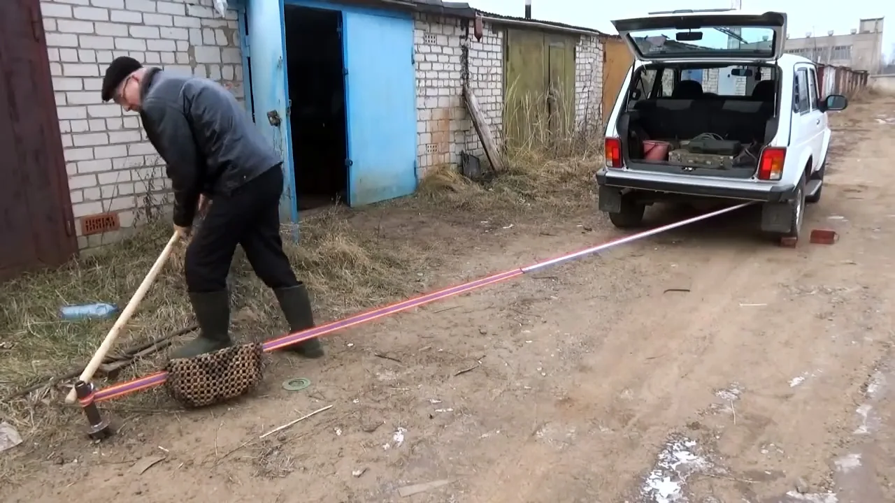 Наипростейшая лебедка для повторения, легко вытащит застрявшую машину
