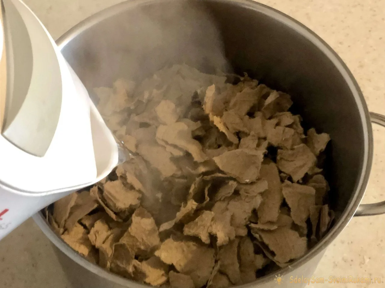 Ёлочный шар из упаковки от яиц