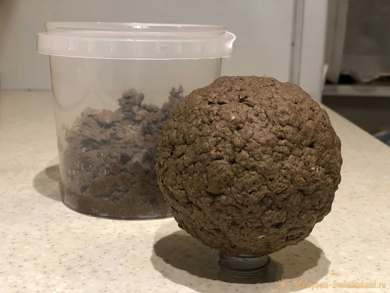 Ёлочный шар из упаковки от яиц