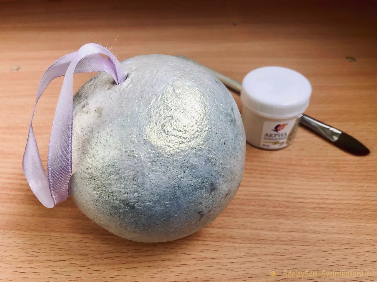 Ёлочный шар из упаковки от яиц