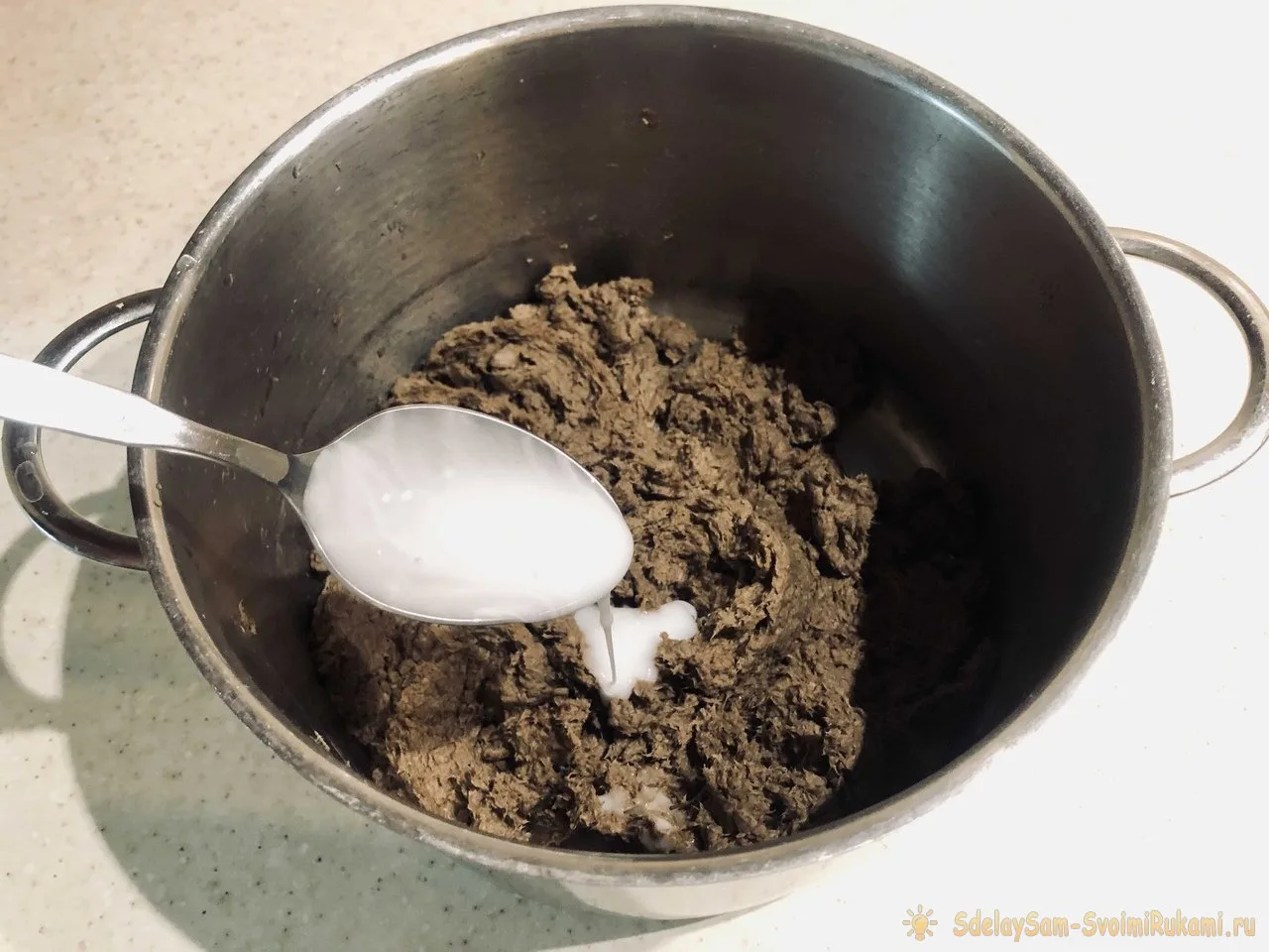 Ёлочный шар из упаковки от яиц