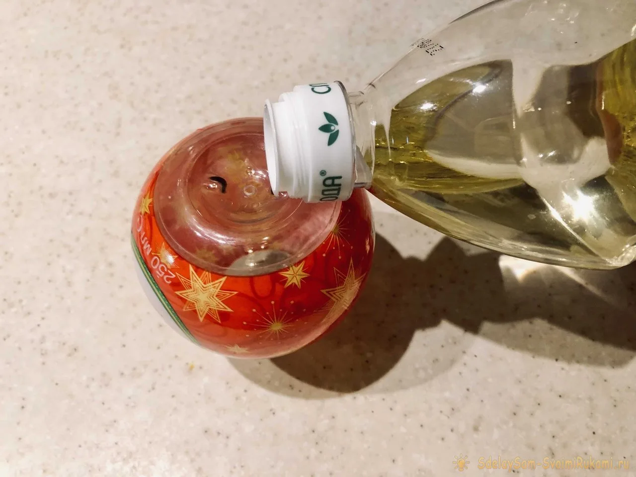 Ёлочный шар из упаковки от яиц