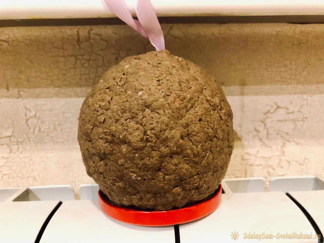 Ёлочный шар из упаковки от яиц