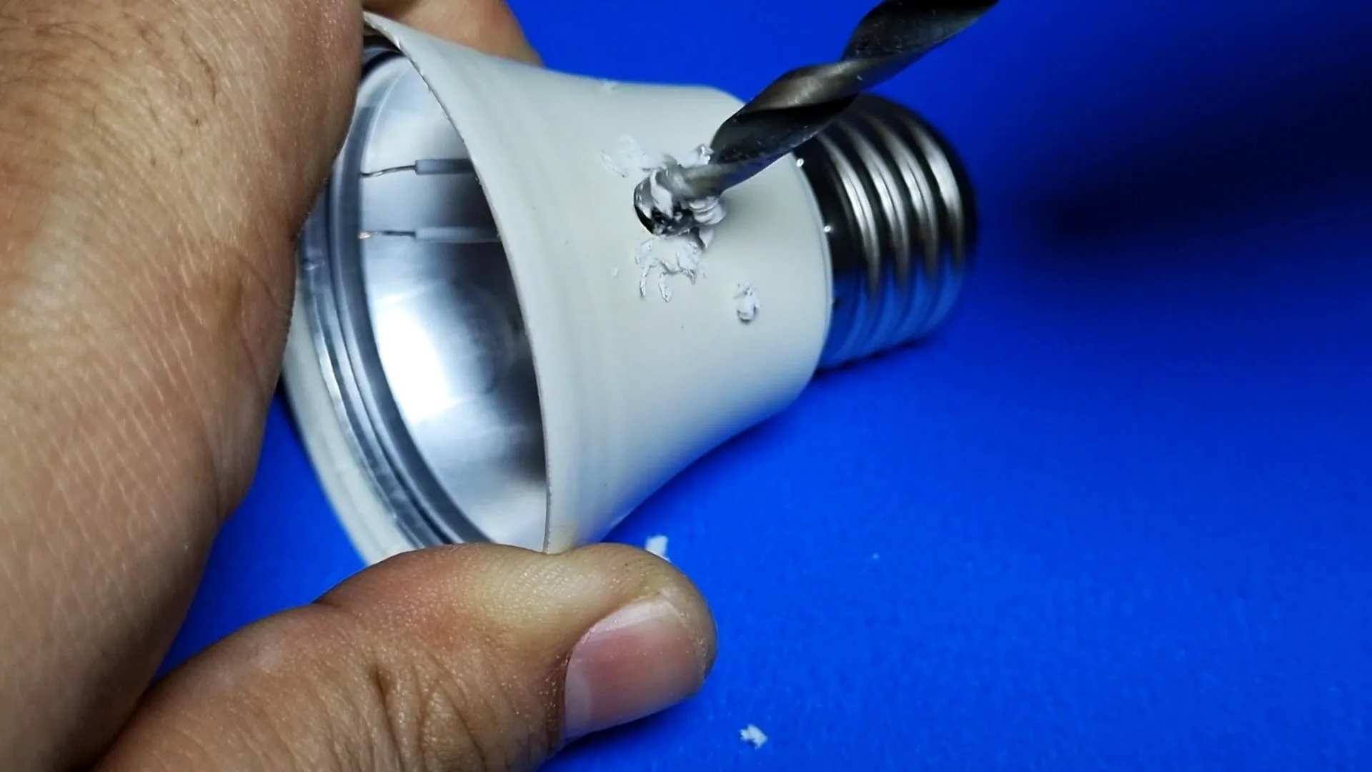 Как сделать автоматическую LED лампу из обычной